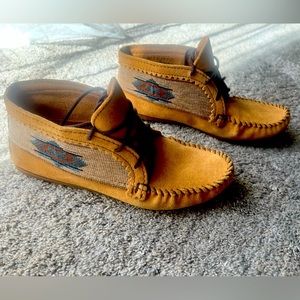 Minnetonka booties euc